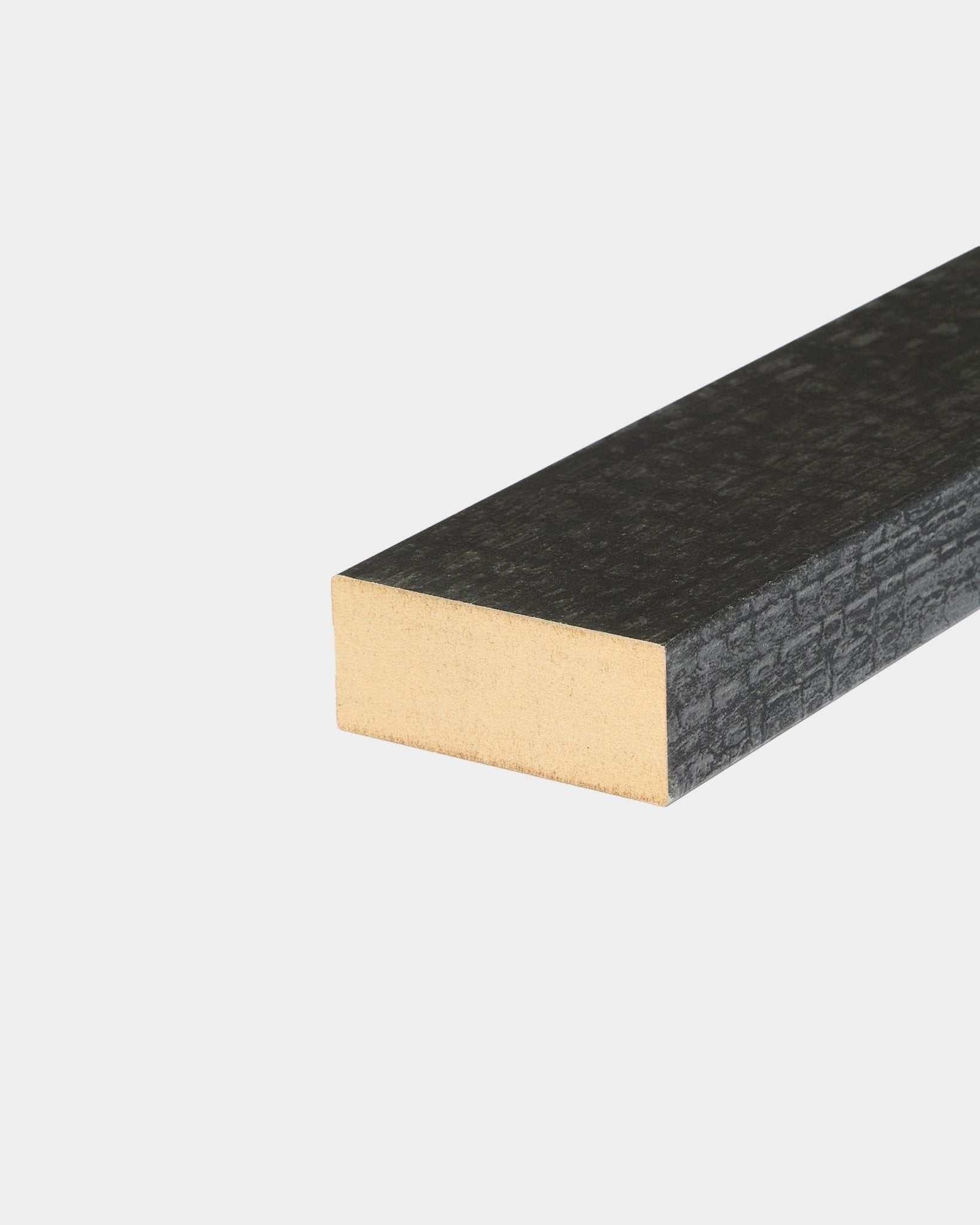 Close-up van WoodUpp Akupanel accessoire: eindlamel in Charcoal, 6,7 cm, met een getextureerd black houtoppervlak en zichtbaar kopshout op een witte achtergrond.